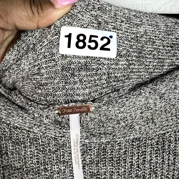 Free People Size Small Off The Shoulder Oversized Lightweight Sweater - Picture 11 of 11